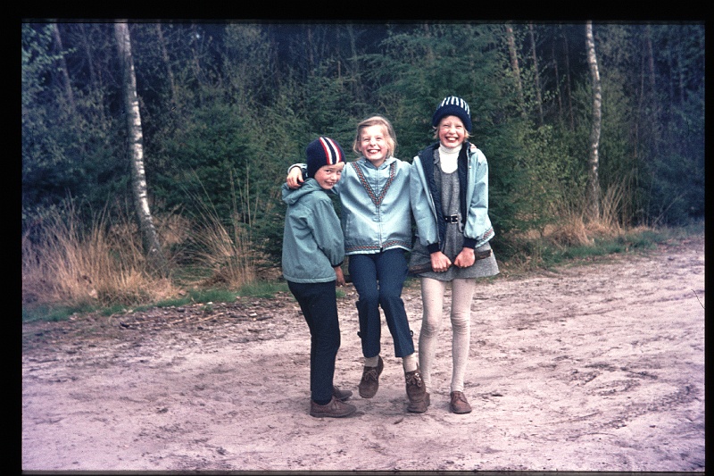 03.Mastbos apr 1972 Brigitte,Marion,Peter.JPG